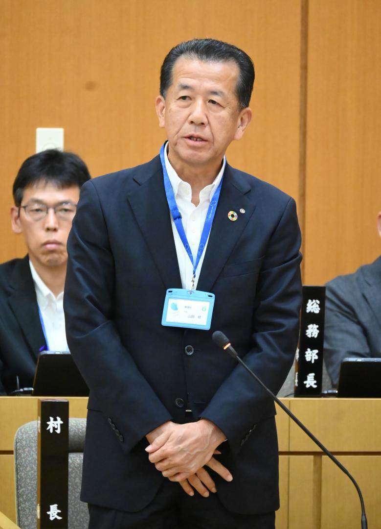 東海村議会で、東海第2原発の再稼働容認の立場を表明し、次の村長選に立候補する意向を述べる山田修村長=同村東海