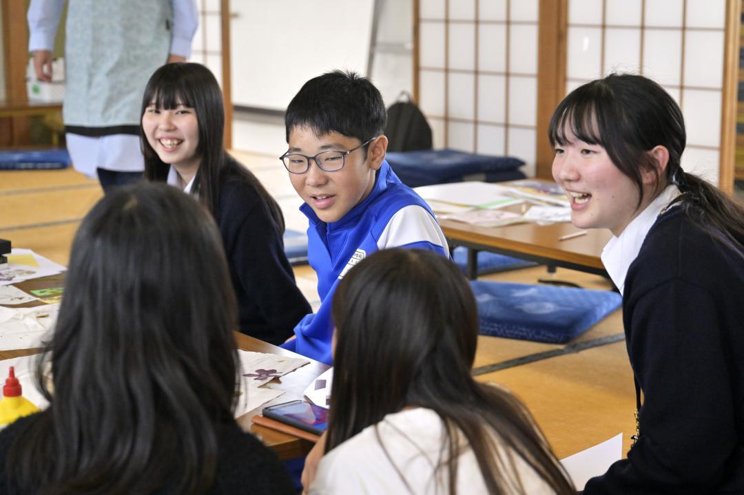 「さくらんぼ教室」で高校生らと交流する宮城隼人さん(中央)=5月19日、取手市桜が丘