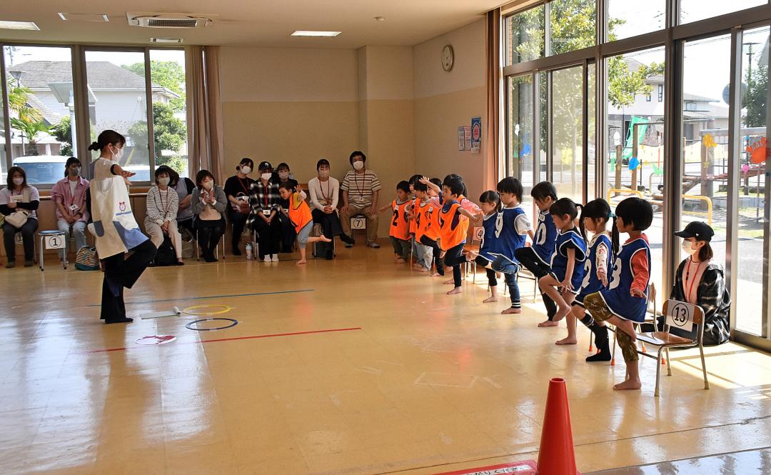 5歳児健診で片足立ちをする子どもたち=常陸大宮市