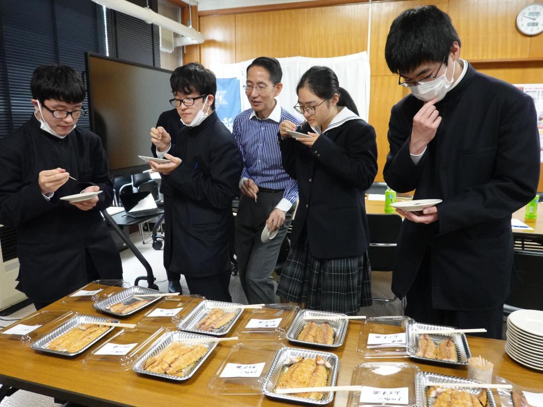 製品化するサバの燻製のレシピを選ぶため、試作品を試食する県立海洋高の生徒ら=ひたちなか市和田町