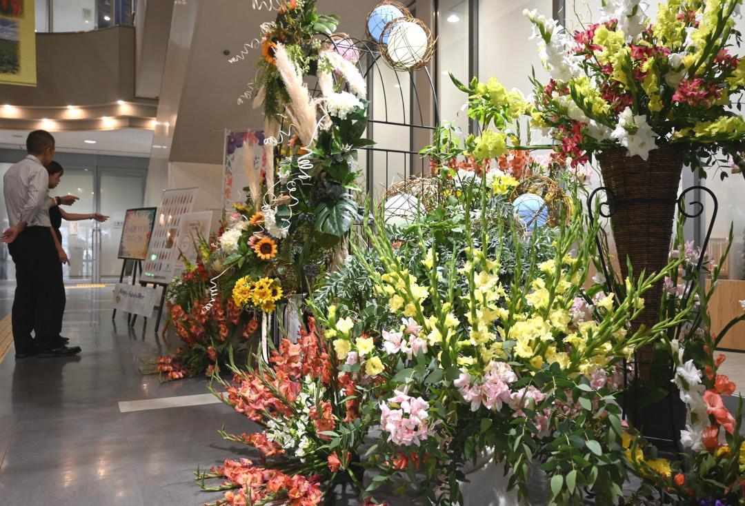 展示されているグラジオラスやアルストロメリアなどの花=土浦市役所
