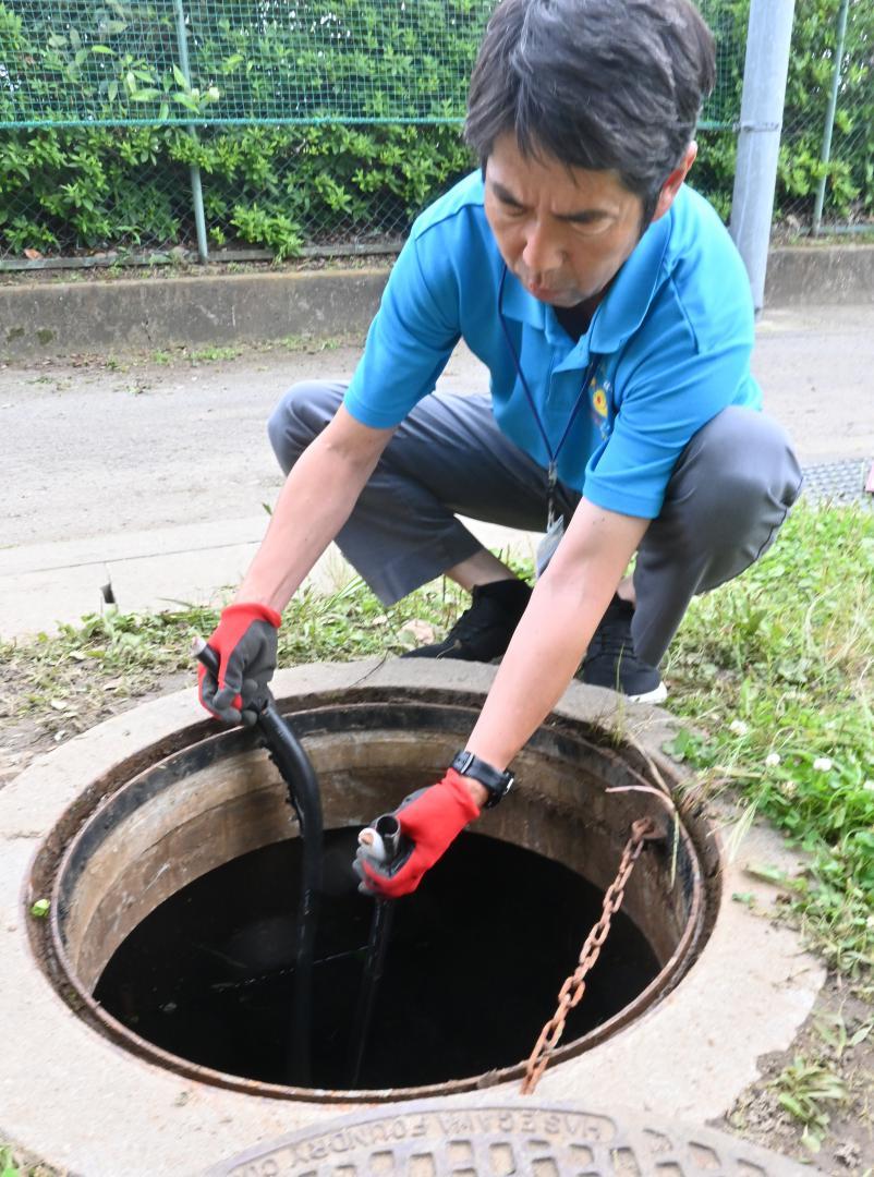 マンホール内で切断された銅線ケーブル=守谷市野木崎
