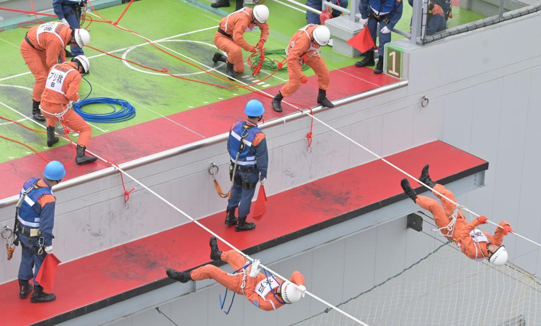 「ロープブリッジ救出」で競い合う隊員ら=筑西市直井