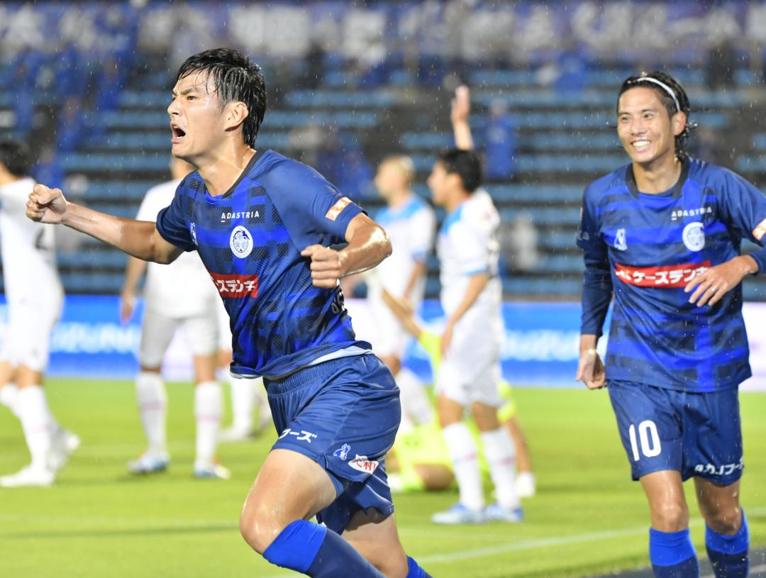 水戸―鳥栖 後半39分、ゴールを決め駆け出す水戸・久保(左)=ケーズデンキスタジアム水戸