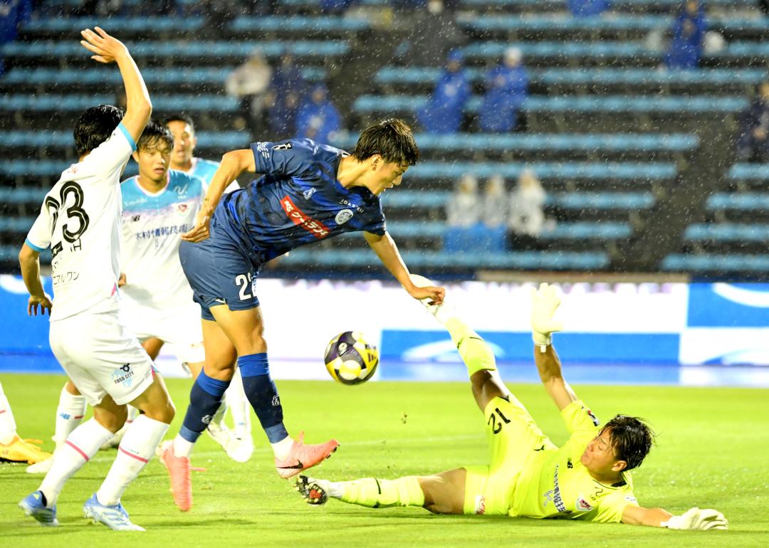 水戸―鳥栖 後半39分、ゴールを決める水戸・久保(右から2人目)=ケーズデンキスタジアム水戸