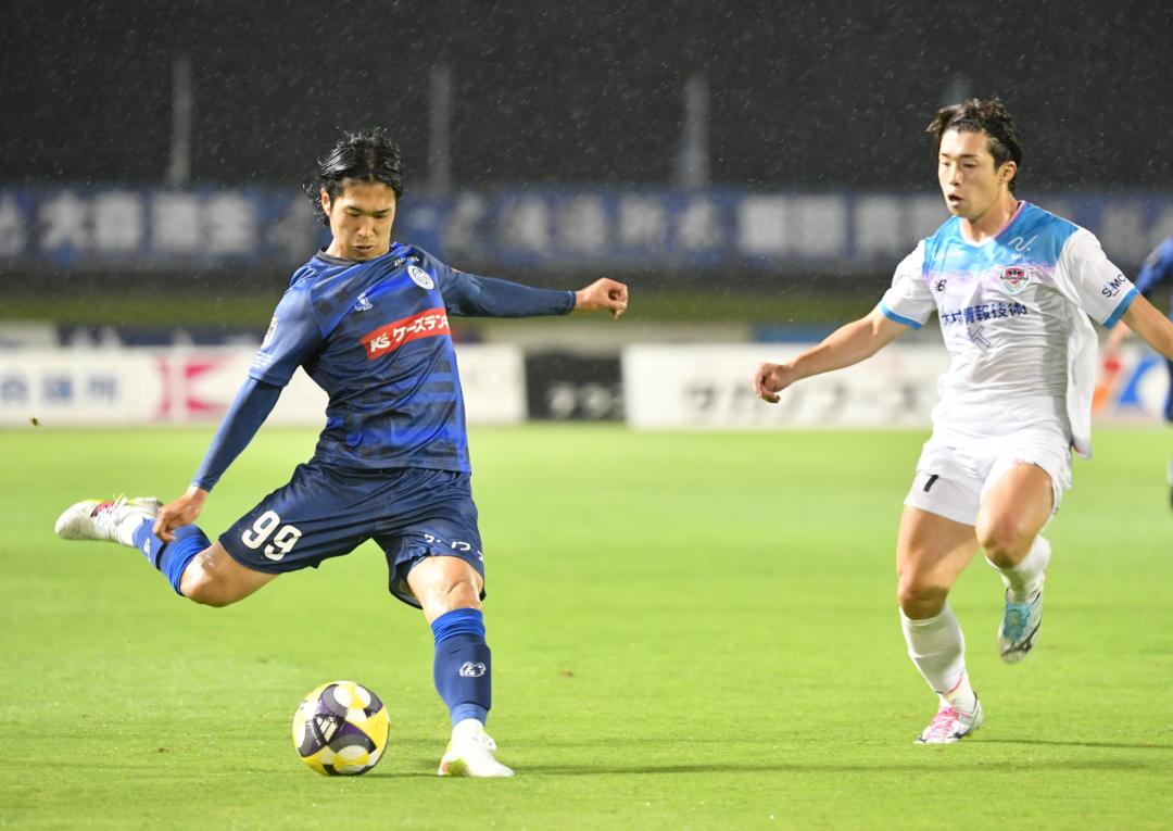 水戸―鳥栖 後半27分、クロスを上げる水戸・加藤(左)=ケーズデンキスタジアム水戸
