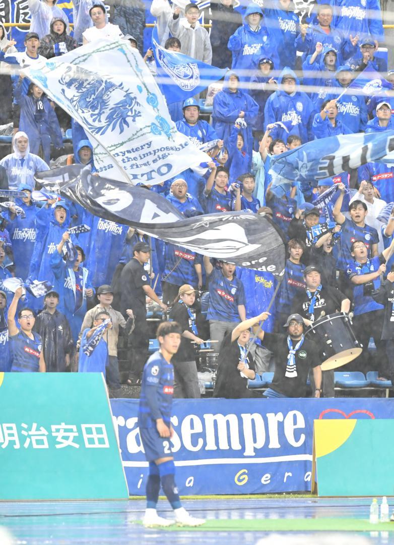 鳥栖戦のコーナーキックのチャンスで選手に声援を送る水戸サポーター=ケーズデンキスタジアム水戸