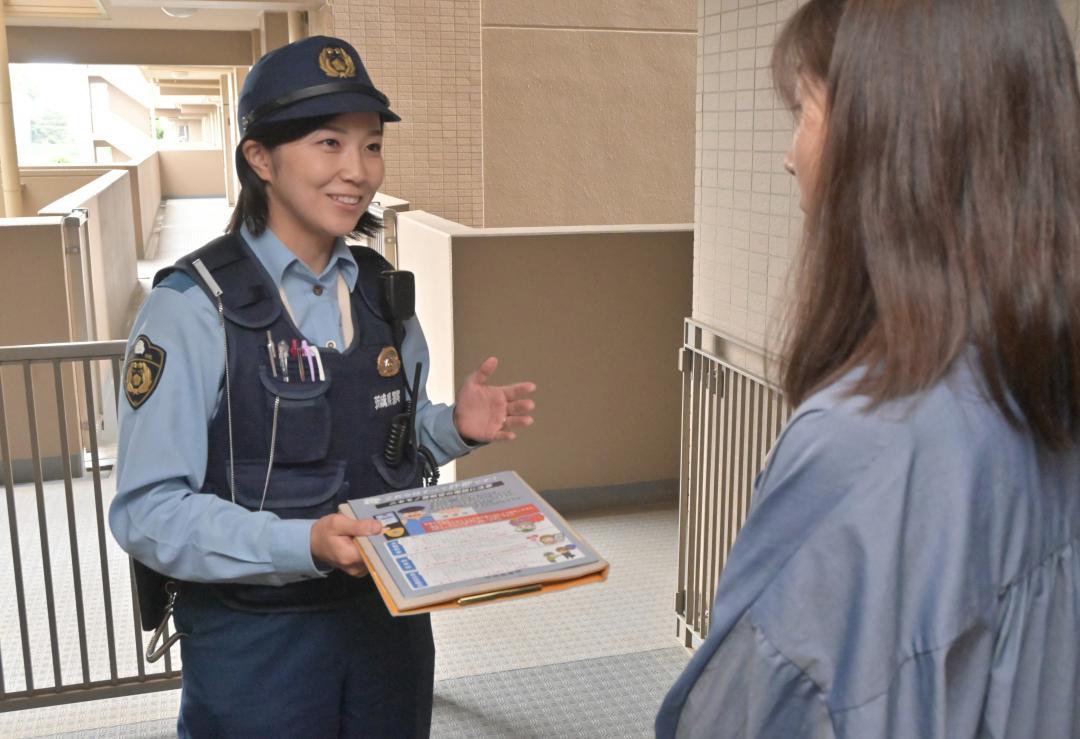 巡回連絡でマンション住民に防犯対策をアドバイスする森佳奈警部補=つくば市内