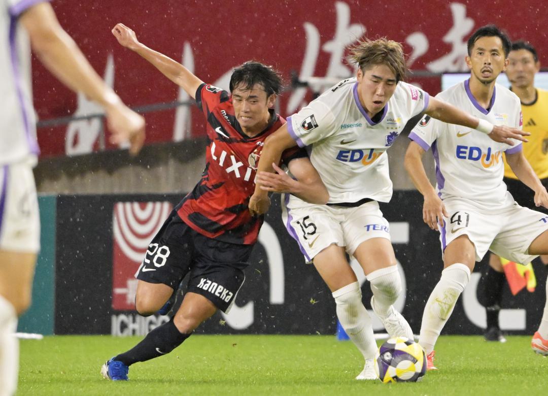 鹿島-広島 後半23分、相手と競り合う鹿島・溝口(左)=カシマスタジアム
