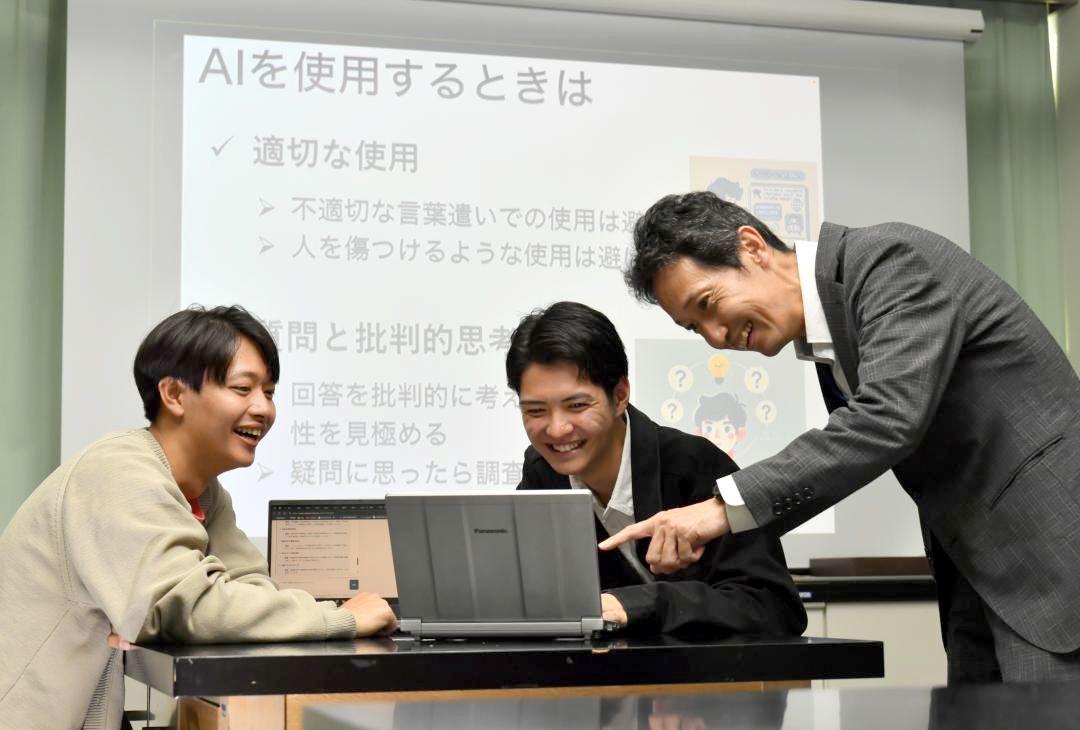 AIの適切な使用方法について意見を交わす茨城工業高等専門学校の佐藤桂輔准教授と、専攻科の小平智也さん、三代有斗さん(右から)=ひたちなか市中根