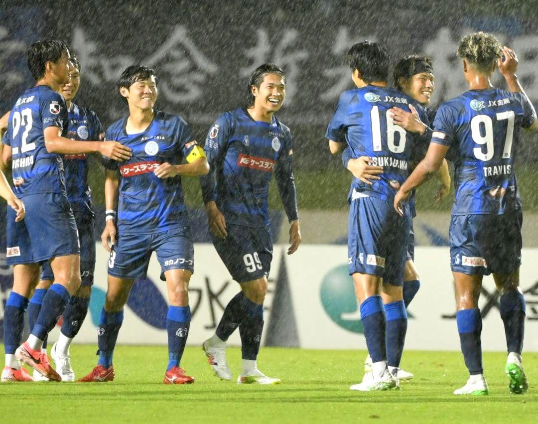 14日の鳥栖戦に勝利し、クラブ記録の7連勝を遂げて、笑顔を見せるJ2水戸ホーリーホックの選手ら=水戸市小吹町のケーズデンキスタジアム水戸