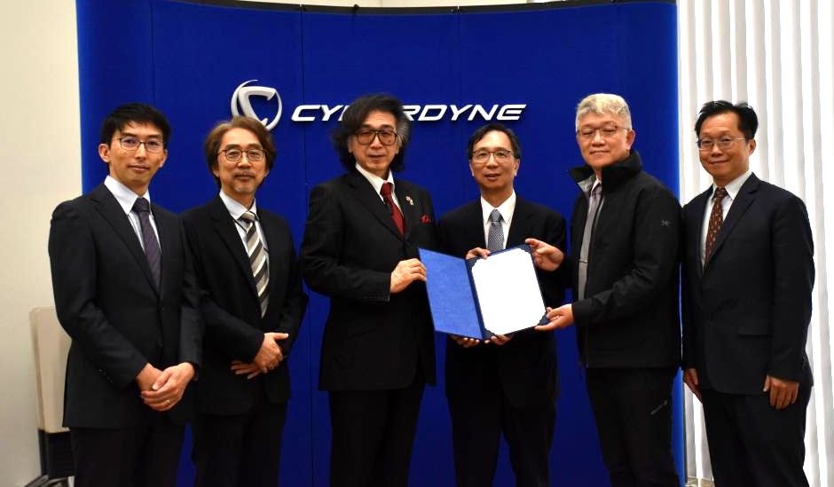 サイバーダインの山海嘉之社長(左から3人目)と筑波大と台湾大の関係者=つくば市学園南
