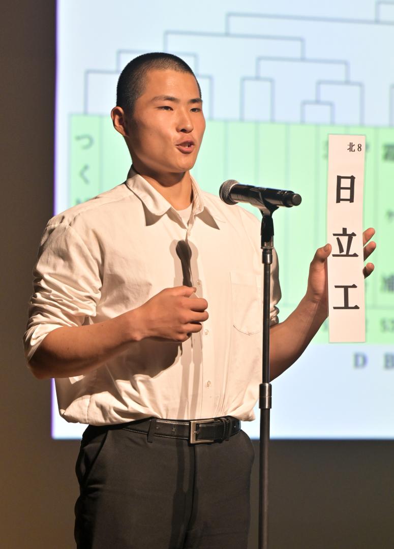 選手宣誓の札を引き当てた日立工の青山海翔主将=水戸市千波町
