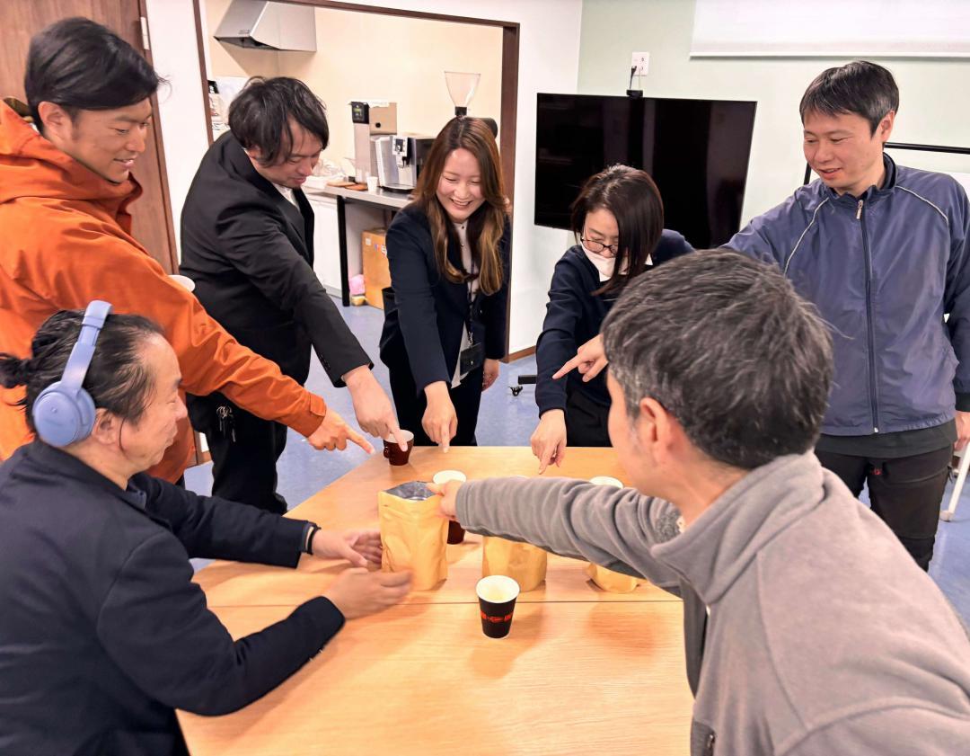 サザコーヒーロースターで試飲後に行った「味作り」の様子(大洗町提供)