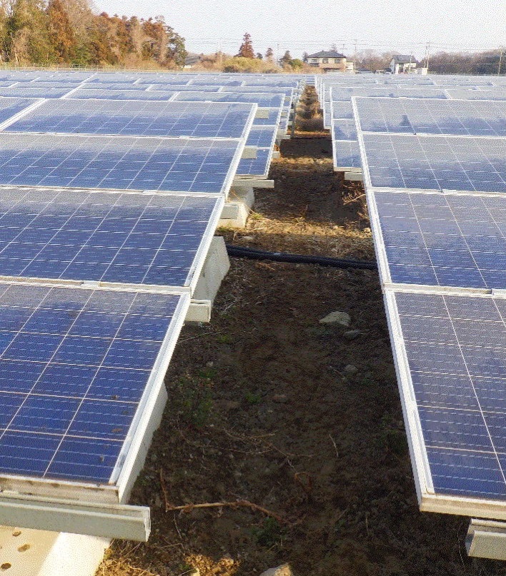 銅線ケーブルが盗まれたひたちなか市内の太陽光発電施設(県警提供)