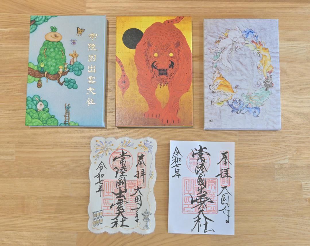 (左上から時計回りに)伊藤遠平さん、金子富之さん、岡本瑛里さんによる御朱印帳と通常版、「みたままつり」の御朱印