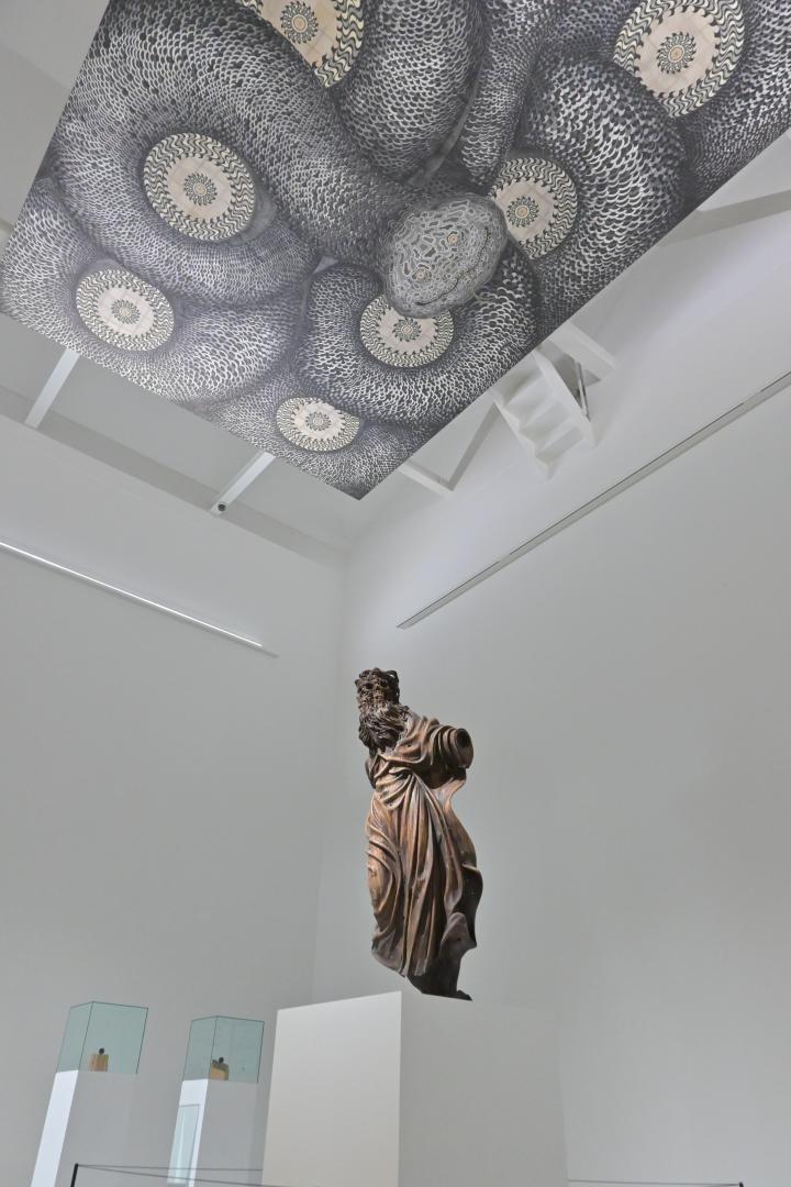 山鬼ホールの天井には金子富之さんが描いた「宇宙蛇」が常設展示されている