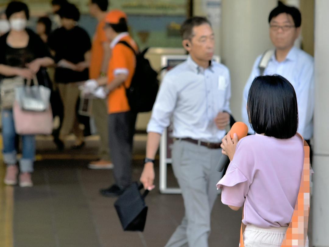駅前で街頭演説する立候補予定者(右)=龍ケ崎市内(画像の一部を加工しています)
