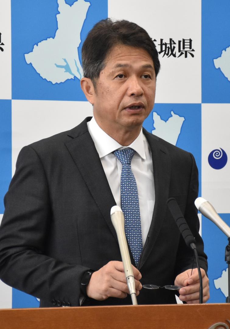 会見する大井川和彦知事=県庁