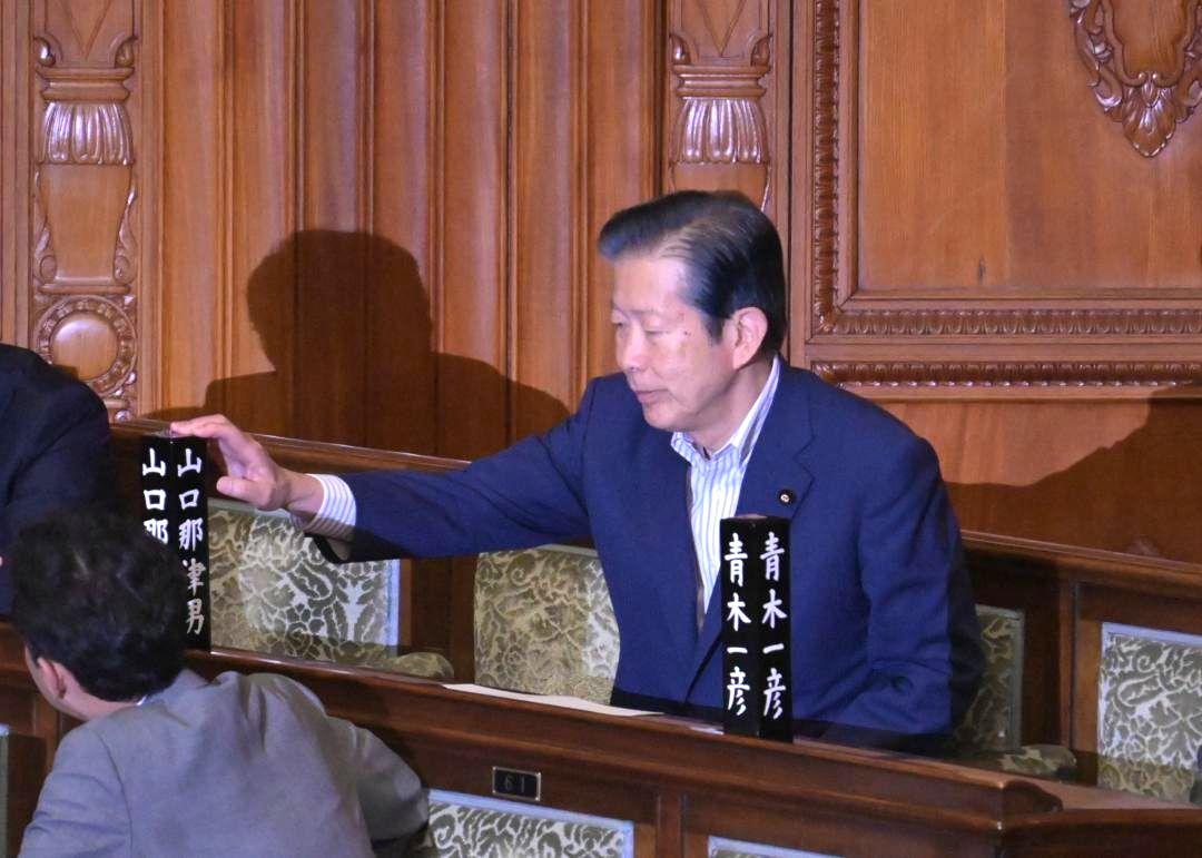 本会議前に自身の「氏名標」を立てる山口那津男氏=20日午後、参院本会議場

