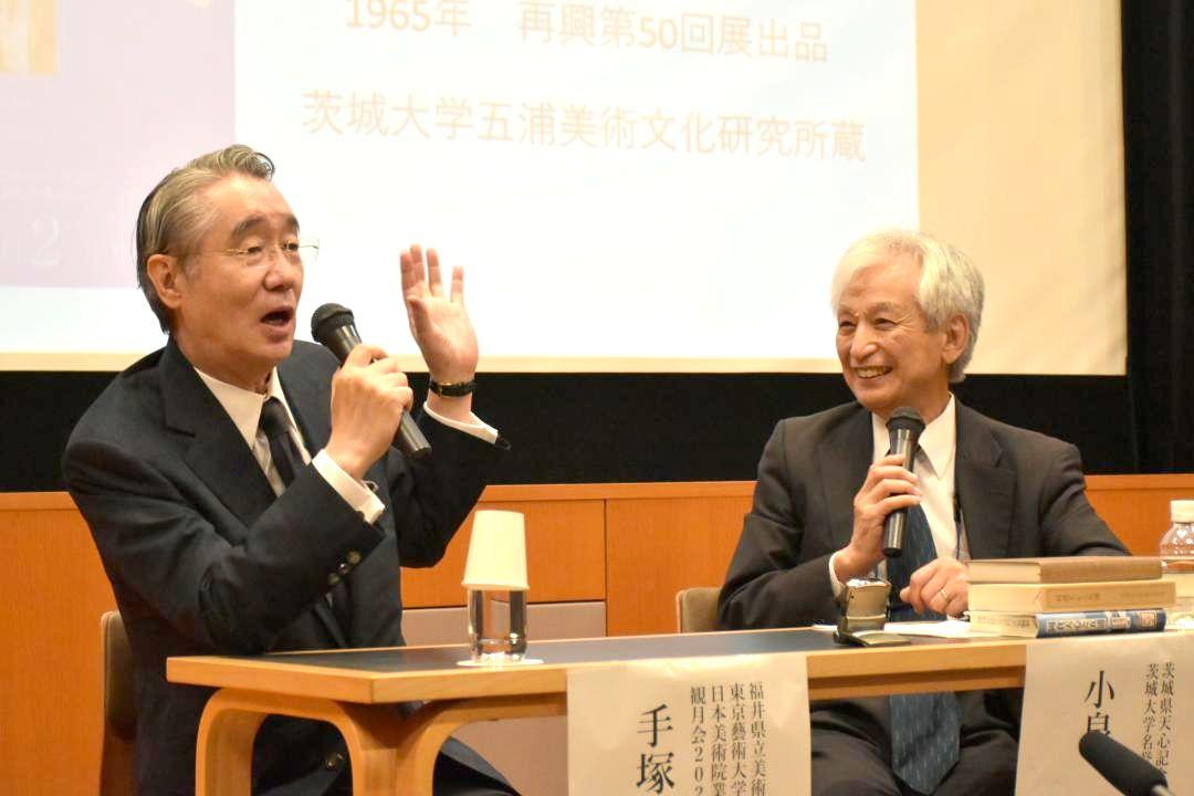 岡倉天心を中心にトークを繰り広げた手塚雄二さん(左)と小泉晋弥さん=北茨城市大津町
