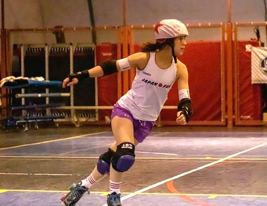 ローラーダービーの試合でトラックを滑走する菊池梨恵さん(本人提供)
