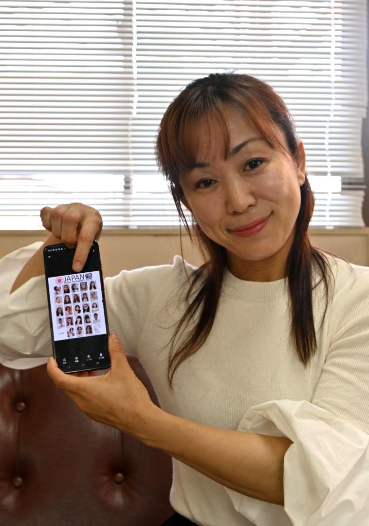 自身が選出されたW杯日本代表の名簿を示す菊池梨恵さん=取手市内
