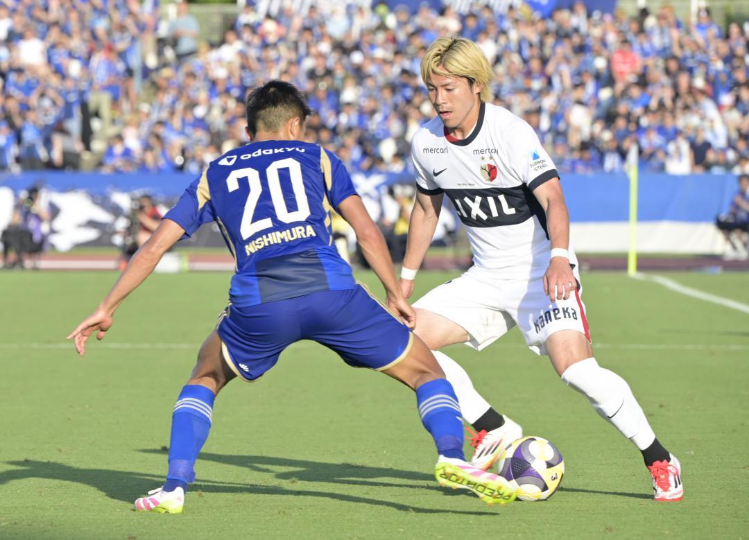 町田-鹿島 後半31分、相手の守備をかわす鹿島・小川(右)=町田GIONスタジアム