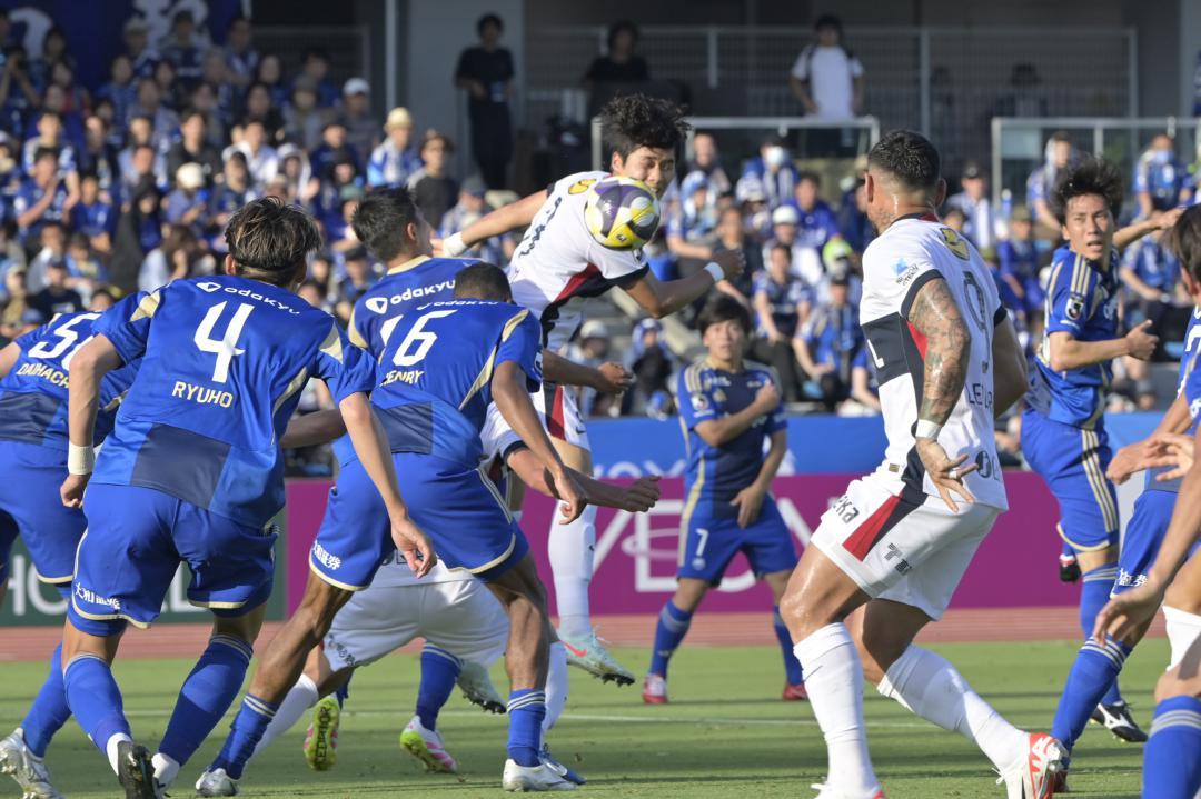 町田-鹿島 後半30分、フリーキックのボールをヘディングでゴール前に落とす鹿島・金太鉉(中央)=町田GIONスタジアム