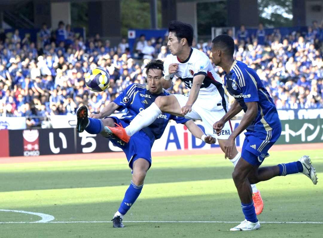 町田-鹿島 後半38分、ゴール前で相手2人に阻まれ競り合う鹿島・知念=町田GIONスタジアム