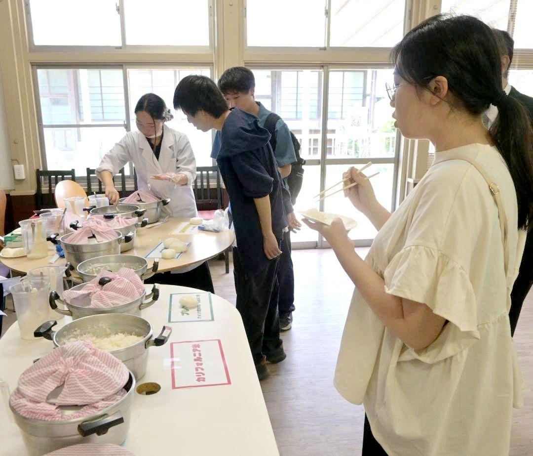 学園産の新米や政府備蓄米など、4種類のコメを食べ比べる学生=水戸市鯉淵町