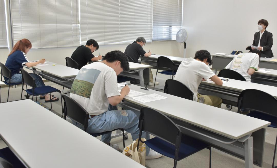 ニュース時事能力検定試験に挑む受験者=水戸市梅香