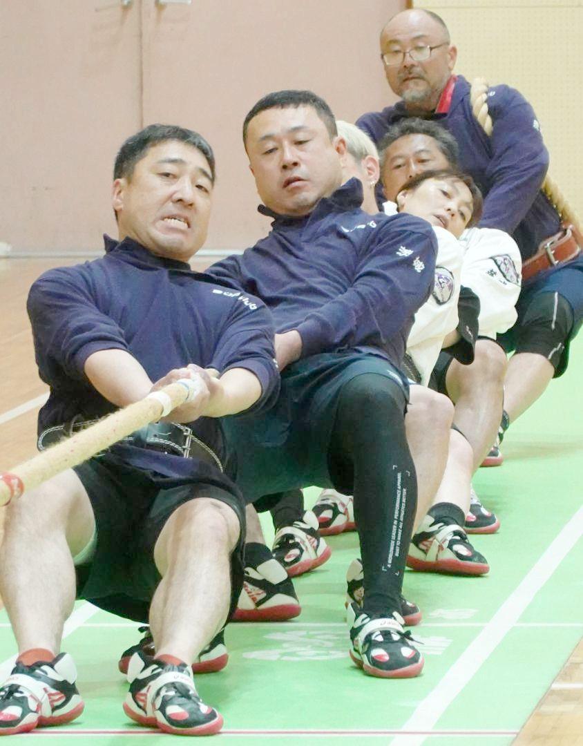 県綱引連盟の発足を記念し開かれた「第1回茨城オープン綱引大会」=ひたちなか市新光町