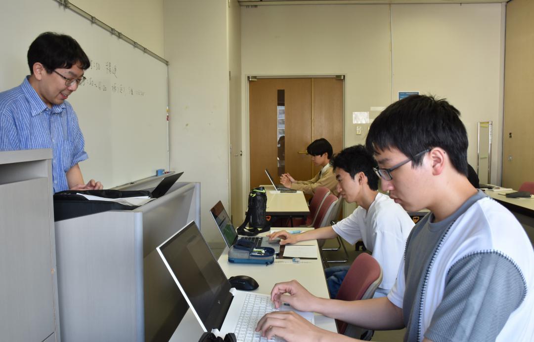 講師から問題を解くこつや時間配分ペースを学ぶ受講者=土浦市大和町