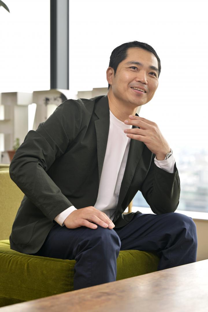 インタビューに応じるアダストリア専務取締役の福田泰生さん=東京都渋谷区