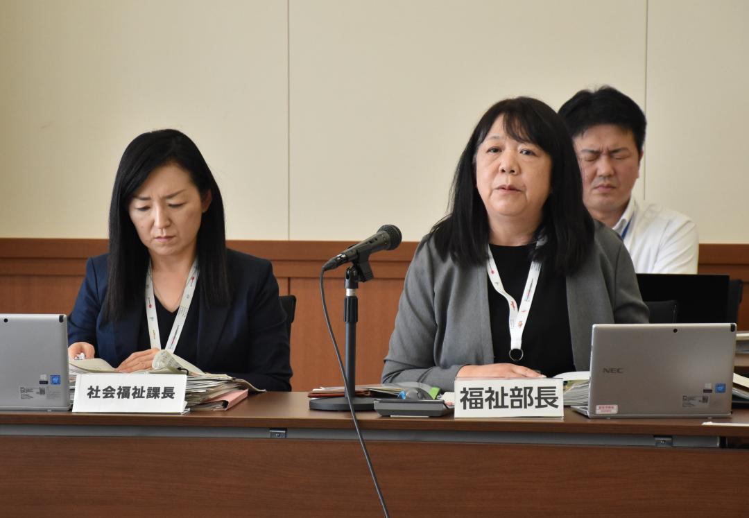 記者会見するつくば市の根本祥代福祉部長(手前右)ら=同市役所