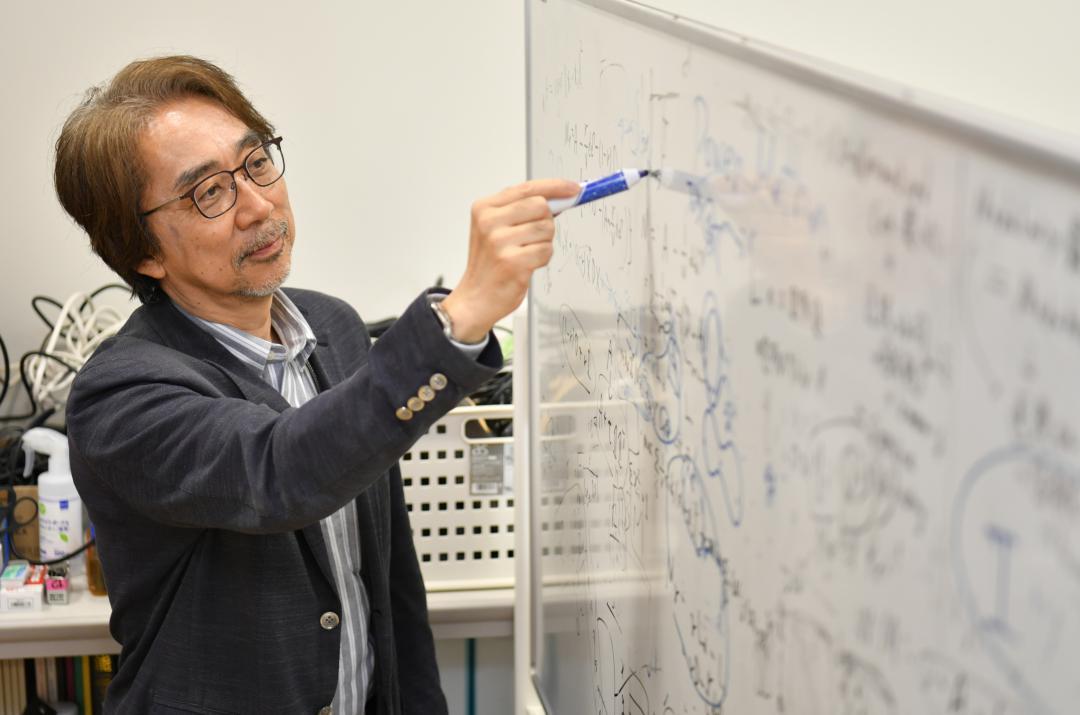 AIが作動するためのアルゴリズムを検討する筑波大の桜井鉄也教授=つくば市天王台