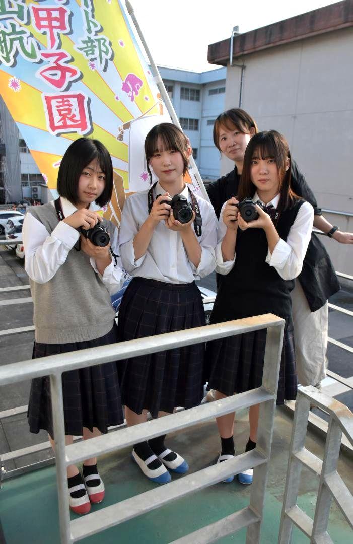 写真甲子園に出場する増渕羽さんと黒沢悠華さん、戸井田美空さんの3人(右から)。後ろはメディアアート部顧問の栗田成美教諭=笠間市笠間
