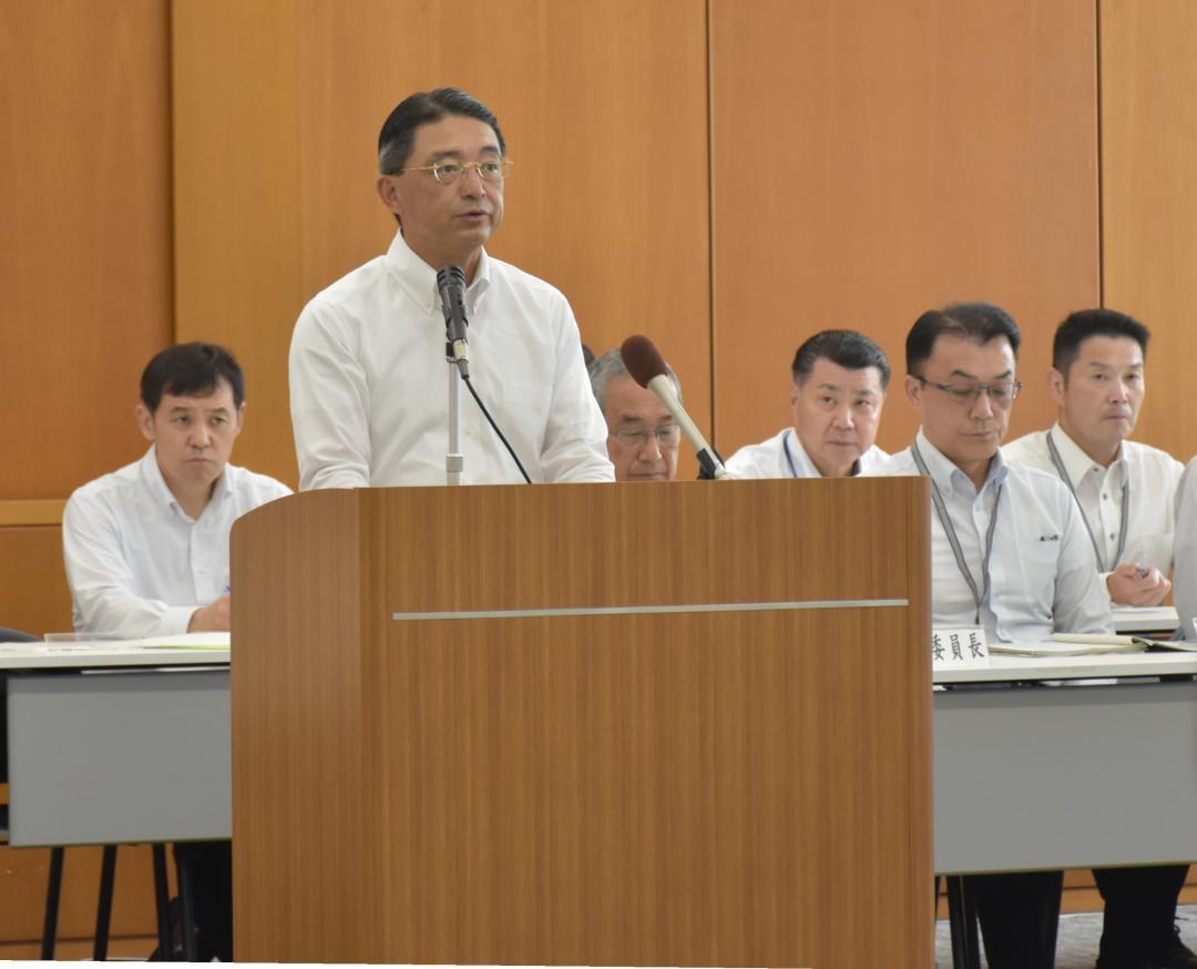 訓示する滝沢幹滋本部長=県警本部
