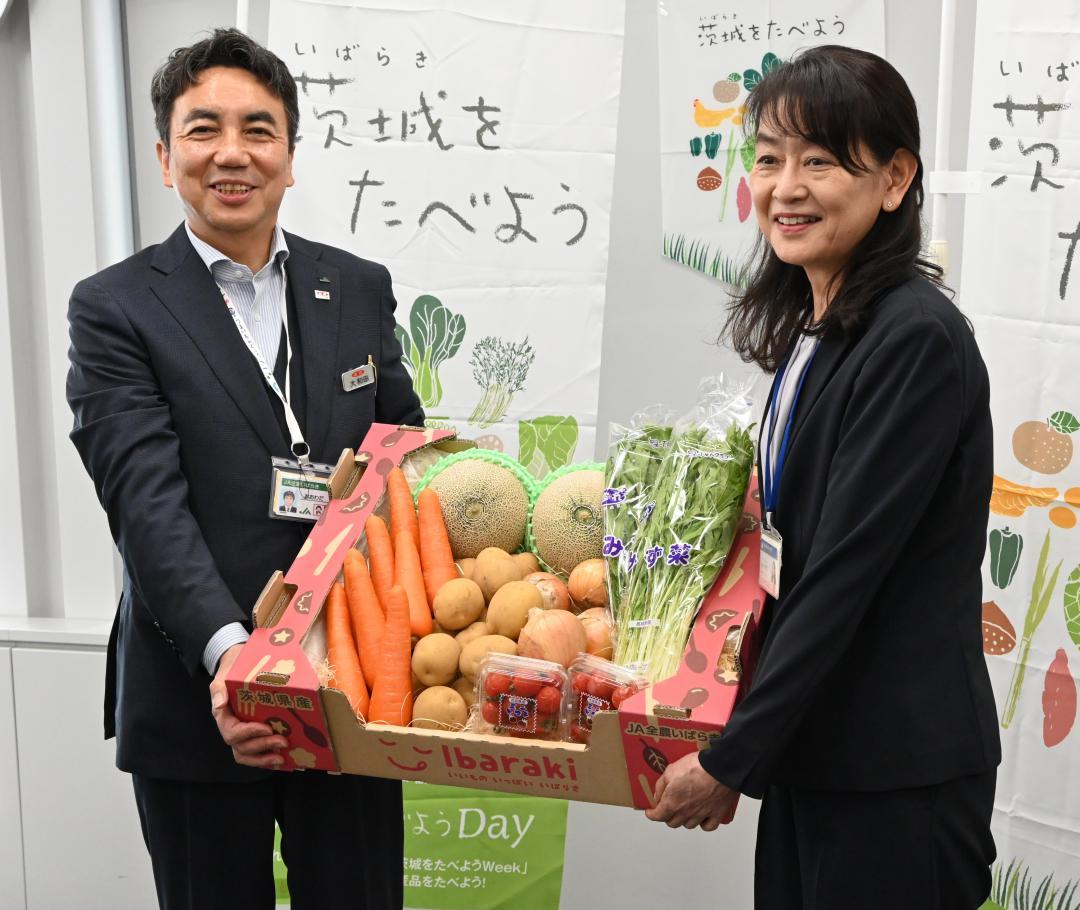 市村美江県福祉部長(右)にサンプル品の野菜や果物を渡すJA全農いばらきの大和田晃本部長=県庁

