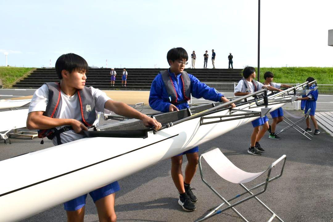 練習のためボートを準備する男子舵手付きクォドルプルのクルー
