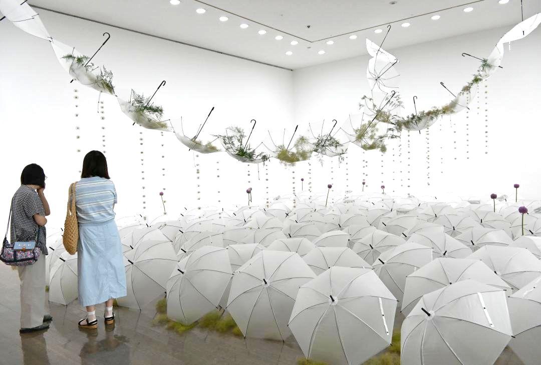 水戸市華道連合会の6流派の独創的な世界が広がる「いけばな展」=同市五軒町
