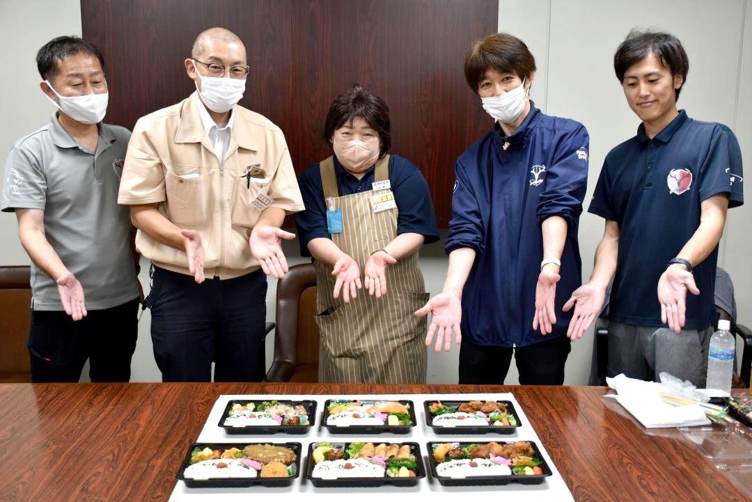 大会用オリジナル弁当をPRするセイミヤと大会の関係者=潮来市潮来
