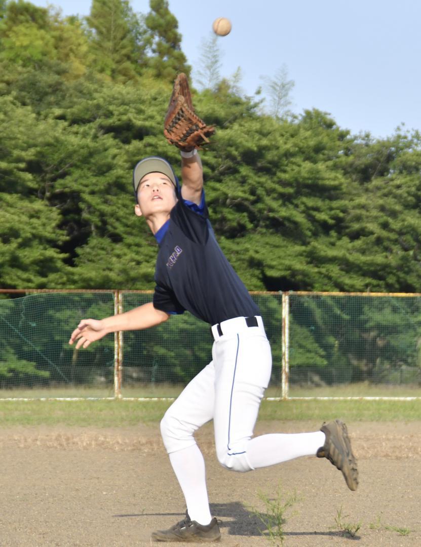 守備練習に励む茎崎の梅山昊選手=つくば市茎崎
