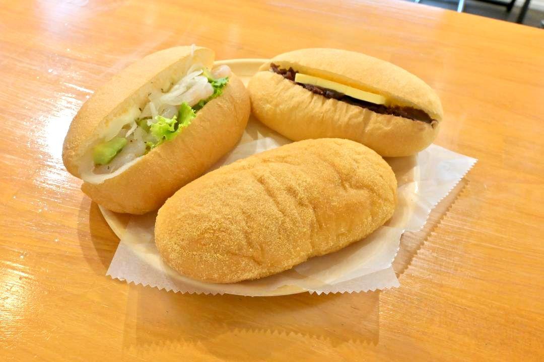 あげこっぺ(きなこ)=手前、えびアボカド=奥左
