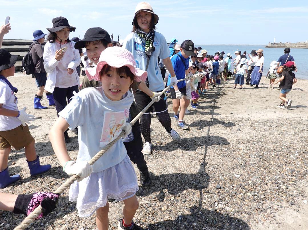 子ども会の親子100組約300人が参加して行われた地引き網のイベント=ひたちなか市磯崎町