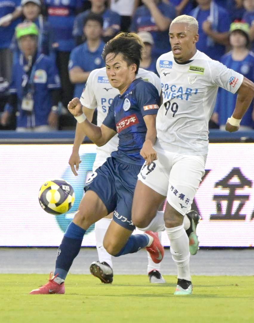 水戸-徳島 前半44分、相手選手と競り合う水戸・斎藤(左)=ケーズデンキスタジアム水戸