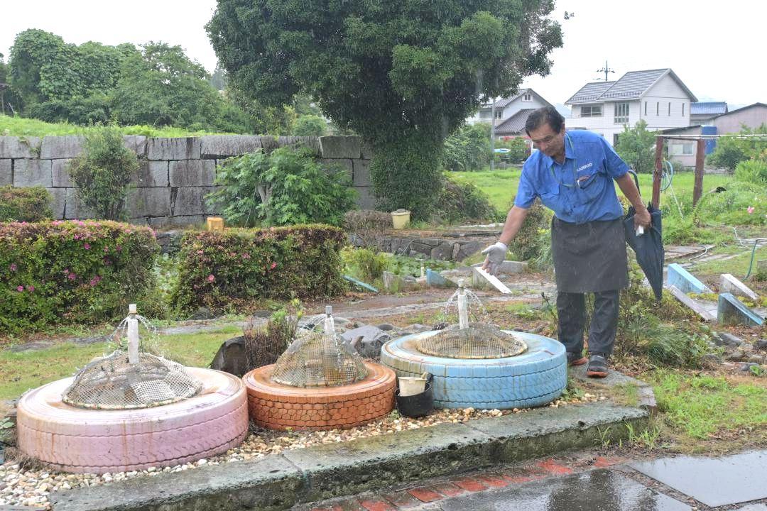 古タイヤを利用して池を作った宮山勝好さん=桜川市友部