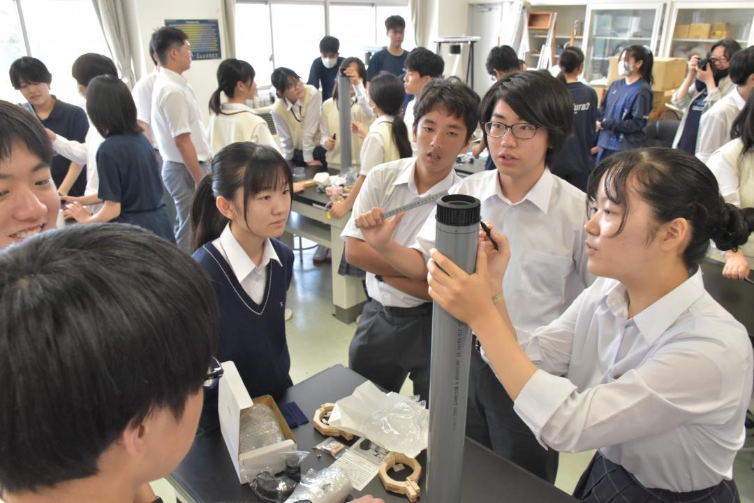 協力して望遠鏡作りに挑戦する生徒ら=土浦市大岩田