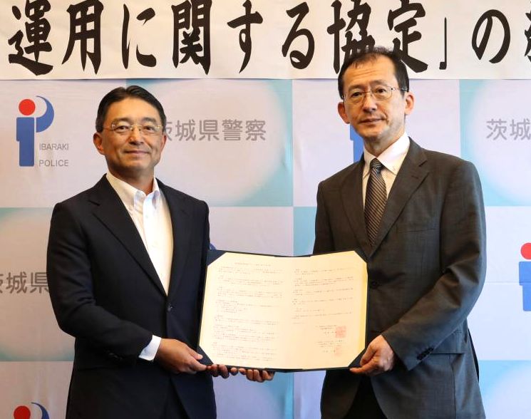 協定を結んだ県警の滝沢幹滋本部長(左)と筑波メディカルセンター病院の河野元嗣院長(県警提供)